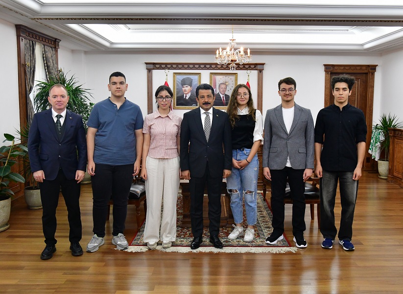 Valimiz YKS'de Dereceye Giren Öğrencileri Tebrik Etti