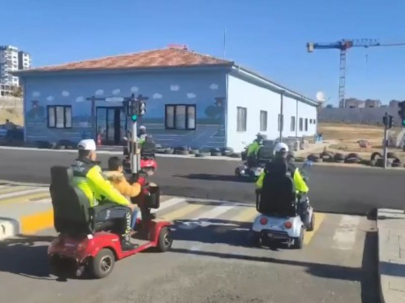 Şanlıurfa Jandarmasından Öğrencilere Uygulamalı Trafik Eğitimi Verildi