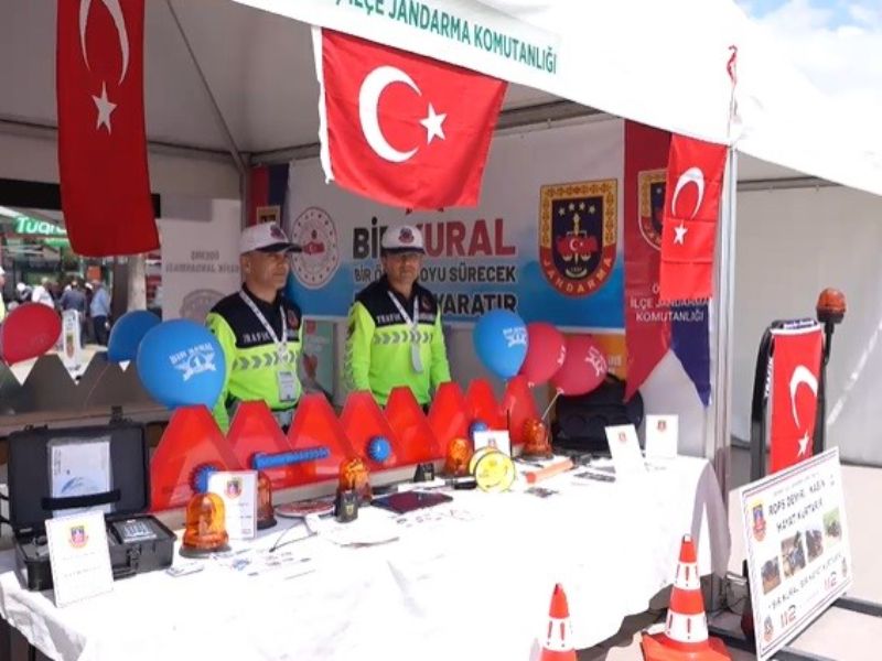 Ödemiş’te Jandarma Trafik Ekipleri Fuar Alanında Bilgilendirme Standı Açtı
