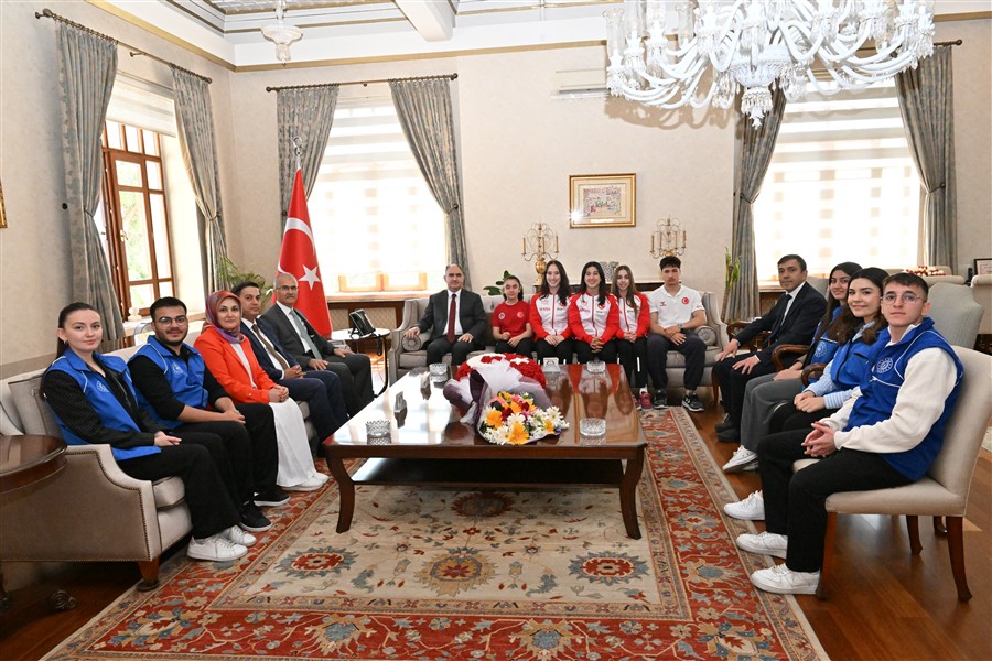 'Bugünümüze umut olan, geleceğimizi inşa eden gençlerimizdir.'