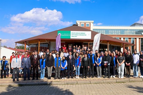 GENÇ YETENEKLER SESLERİYLE BÜYÜLEDİ:10. GENÇLER ARASI KÜLTÜR VE SANAT YARIŞMALARI BİLECİK’TE RENKLİ GÖRÜNTÜLERE SAHNE OLDU