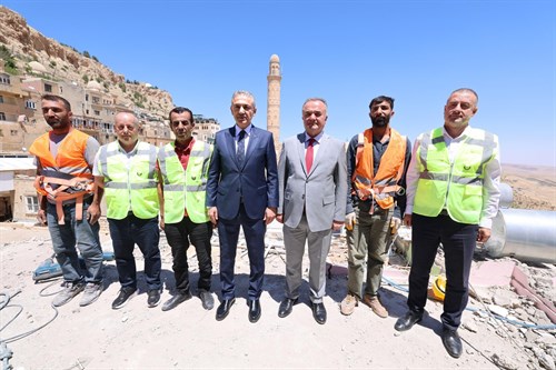 Mardin’de Silueti Bozan Betonarme Yapıların Yıkımı Sürüyor