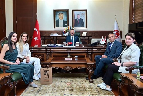 Sivrihisar Havacılık Kulübü Yönetim Kurulu Başkanı Semin Öztürk Şener ve Yönetim Kurulu Üyeleri Valimiz Sayın Hüseyin Aksoy’u ziyaret etti.