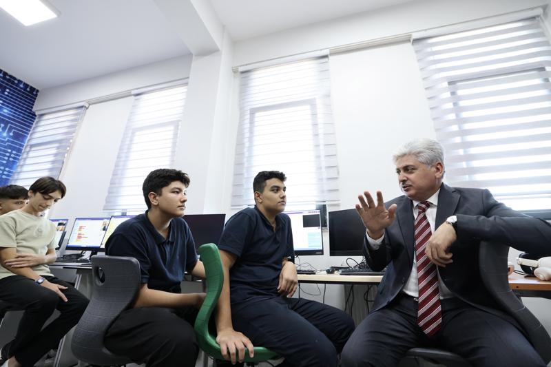 Vali Doğan Adapazarı Anadolu İmam Hatip Lisesi'ni Ziyaret Etti