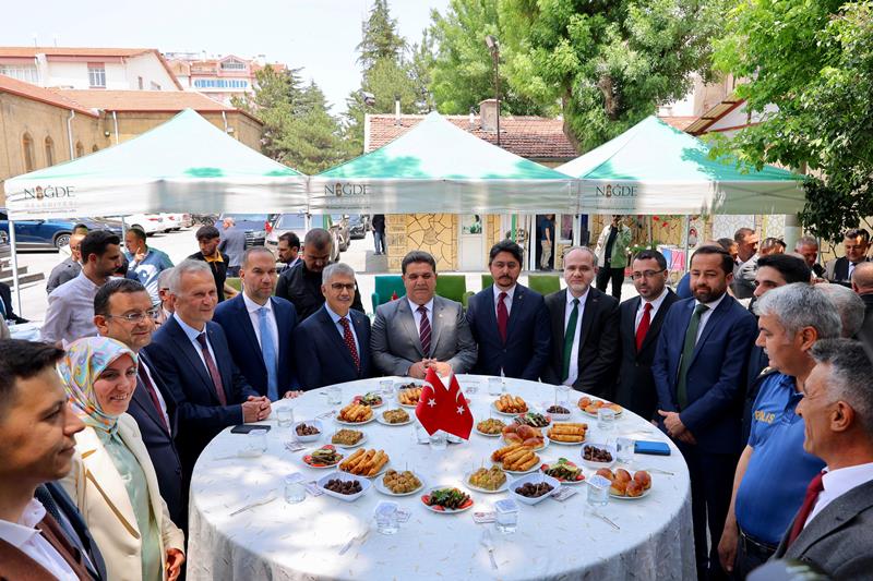 Valimiz Sayın Cahit ÇELİK, İl Protokolü ve Vatandaşlarla Bayramlaştı