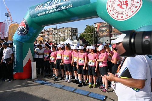 BAKAN URALOĞLU, 2025 POSTACI YÜRÜYÜŞ YARIŞMASI TÜRKİYE FİNALİ’NE START VERDİ