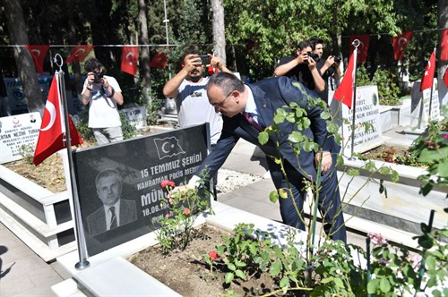 Vali Soytürk 15 Temmuz Demokrasi ve Milli Birlik Günü Münasebetiyle Şehitliği Ziyaret Etti