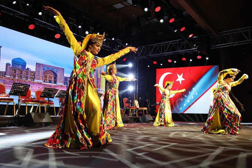 TÜRKSOY Müzik ve Dans Gösterisi İzleyenleri Büyüledi