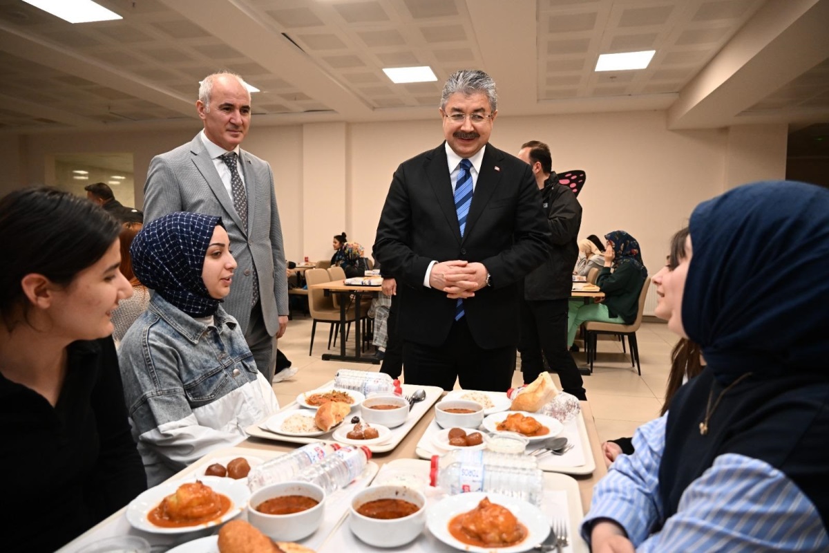 Vali Dr. Erdinç Yılmaz, Kayıboyu Kız Öğrenci Yurdunda Kalan Öğrenciler ile İftar Programında Bir Araya Geldi