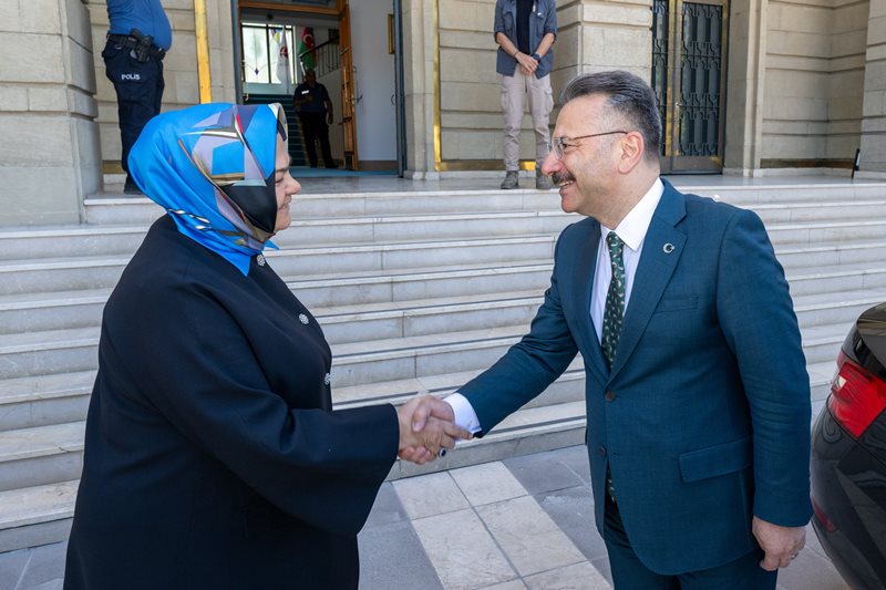 Eskişehir Milletvekili Prof. Dr. Ayşen Gürcan, Valimiz Sayın Hüseyin Aksoy’u makamında ziyaret etti.