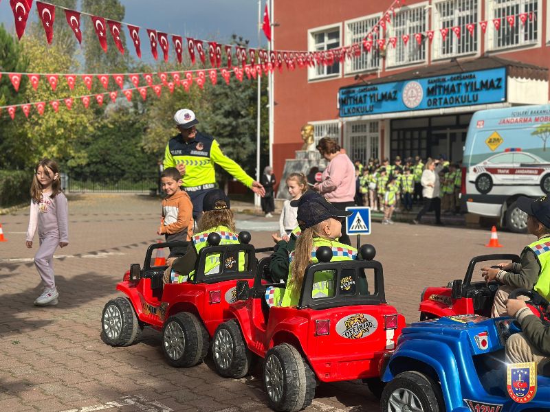 Ordu ve Samsun’da Trafik Jandarma Ekipleri, Minik Öğrencilere Trafik Kurallarını Eğlenceli Yöntemlerle Anlatıp Etkinliklerle Keyifli Vakit Geçirdiler