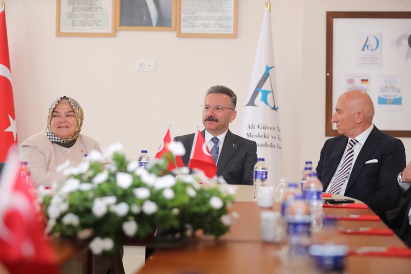 Valimiz Sayın Hüseyin Aksoy, Ali Güven Turizm Mesleki ve Teknik Lisesi'nin okul öğretmenleriyle öğretmenler odasında bir araya geldi.
