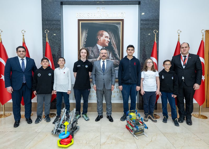 TED Eskişehir Koleji Ortaokul ve lise VEX Robotik takımları, Okul Müdürü Esen Uluhan ile birlikte Valimiz Sn.Hüseyin Aksoy'u makamında ziyaret etti.