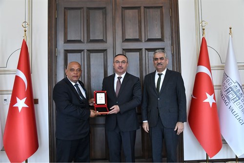 Kakava Şenliklerine Desteği Sebebiyle Vali Soytürk’e Plaket Takdim Edildi