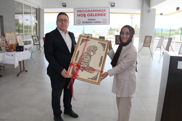 Kaymakamımız Dr. İsmail Altan DEMİRAYAK; Erbaa Yurt öğrencilerinin eserlerinin sergilendiği yılsonu etkinliğine katıldı.