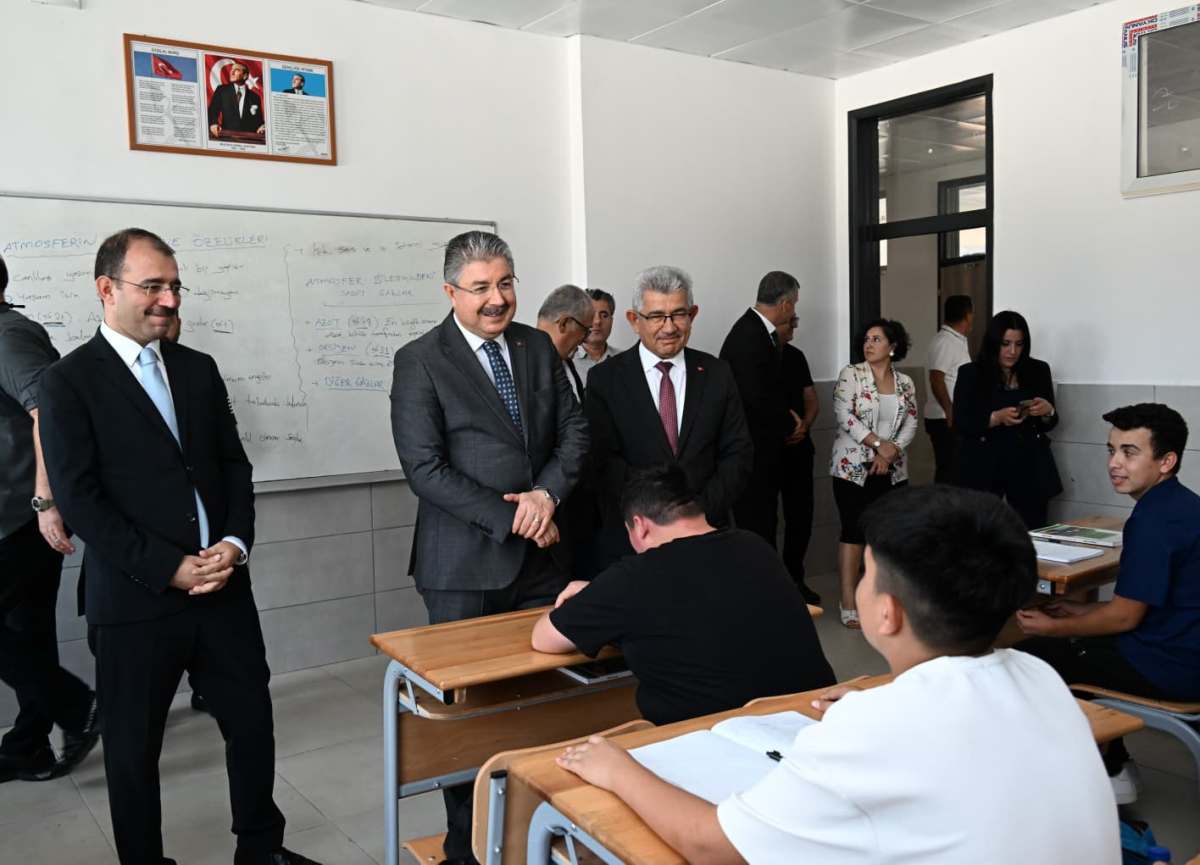 Vali Yılmaz, Kadirli Çukurova Tarım Mesleki ve Teknik Anadolu Lisesi’ni Ziyaret Etti