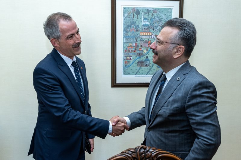 Berberler ve Kuaförler Odası Başkanı Gürdal Sarıkaya ve Eşi Kader Sarıkaya, Valimiz Sayın Hüseyin Aksoy'u ziyaret etti.
