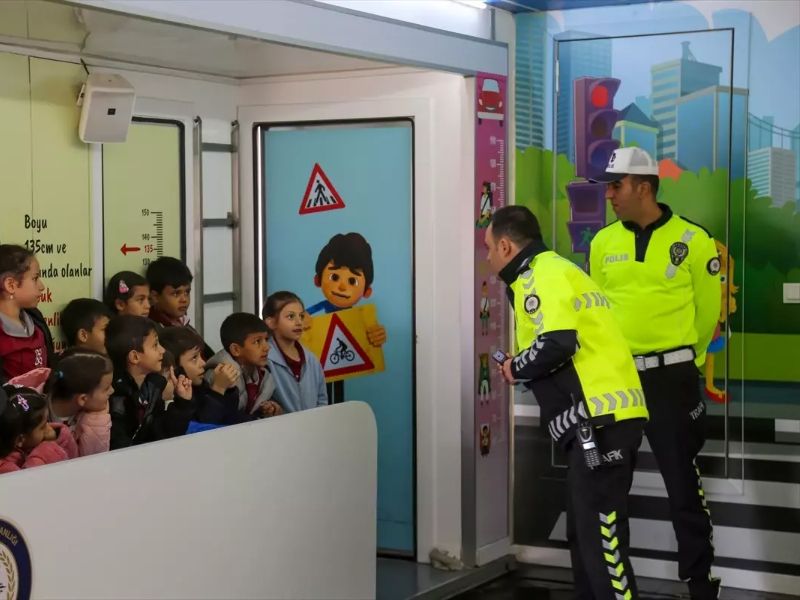 Muş'ta Polis Ekiplerince Öğrencilere Trafik Eğitimi Verildi