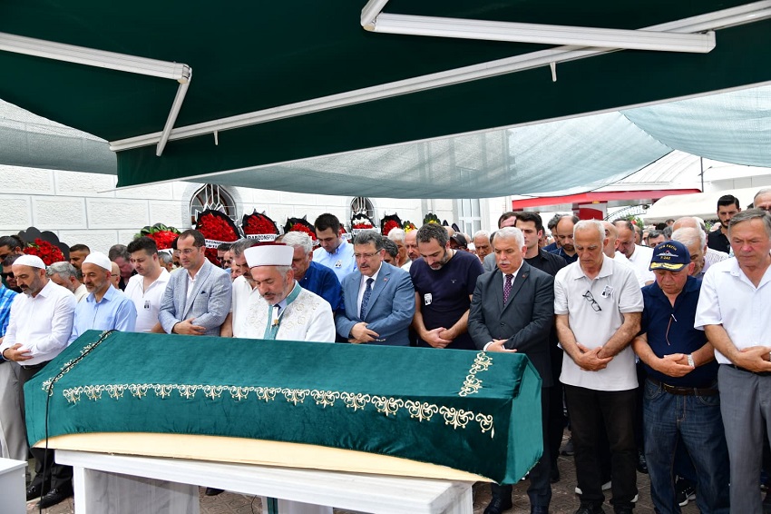 Vali Aziz Yıldırım, Sebat Gençlik Spor Kulübü Başkanın Vefat Eden Ağabeyi Ahmet Armutçu'nun Cenaze Namazına Katıldı