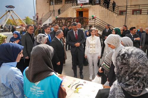 Vali Ali Çelik, Eşi Neziha Çelik ile Gazze Yararına Düzenlenen Hayır Çarşısı’na Katıldı