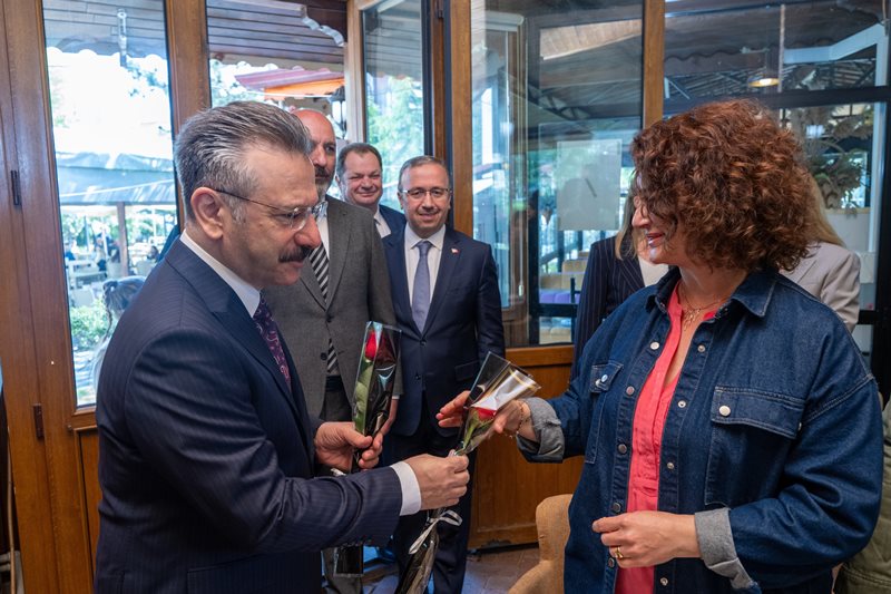 Valimiz Sayın Hüseyin Aksoy, Anneler Günü'nde emekli öğretmen annelerle kahvaltı programında bir araya geldi,