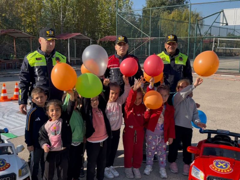 Osmaniye Trafik Jandarmasından 20 Kasım Dünya Çocuk Hakları Günü Kapsamında Trafik Eğitimi Gerçekleştirildi