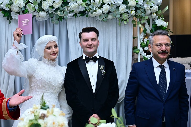 Valimiz Sayın Hüseyin Aksoy, Valiliğimizde görev yapan Polis Memuru Şenol Karakaya ve Polis Memuru Fatma Oflaz çiftinin nikah merasimine katıldı.