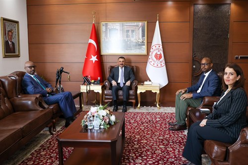 Ruanda Büyükelçisi Charles Kayonga ve Ticaret Ateşesi Lucas Murenzi, Vali Osman Hacıbektaşoğlu’nu Ziyaret Etti