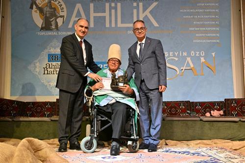 Vali Özkan, yılın ahisi 94 yaşındaki Balolsun’a şed kuşattı
