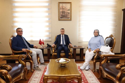 VALİMİZ SAYIN ATİLLA TOROS, ZİYARETİNE GELEN MHP MYK ÜYESİ ETİK KURULU BAŞKANI PROF. DR. CENGİZ ŞAHİN VE EŞİ SÜHEYLA ŞAHİN İLE GÖRÜŞTÜ