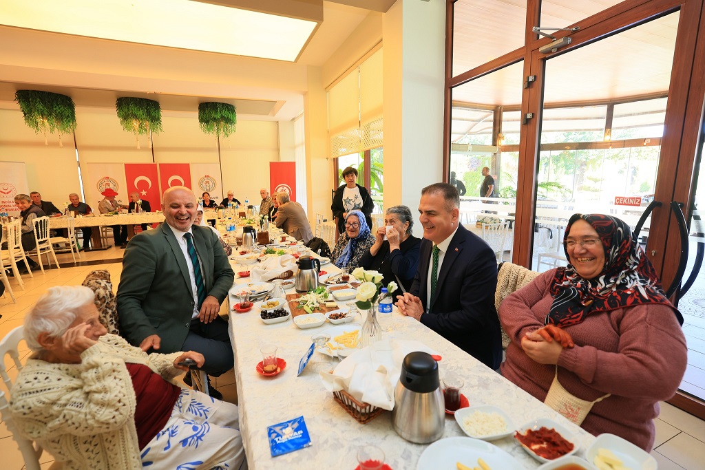 Valimiz Sayın Dr. İdris Akbıyık, Yaşlılar gününde Huzurevi Sakinleri ile Kahvaltı Programında Bir Araya Geldi