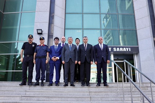 VALİMİZ SAYIN ATİLLA TOROS VE OSMANİYE VALİSİ SAYIN DR. ERDİNÇ YILMAZ, MERSİN ADLİYESİNİ ZİYARET ETTİ