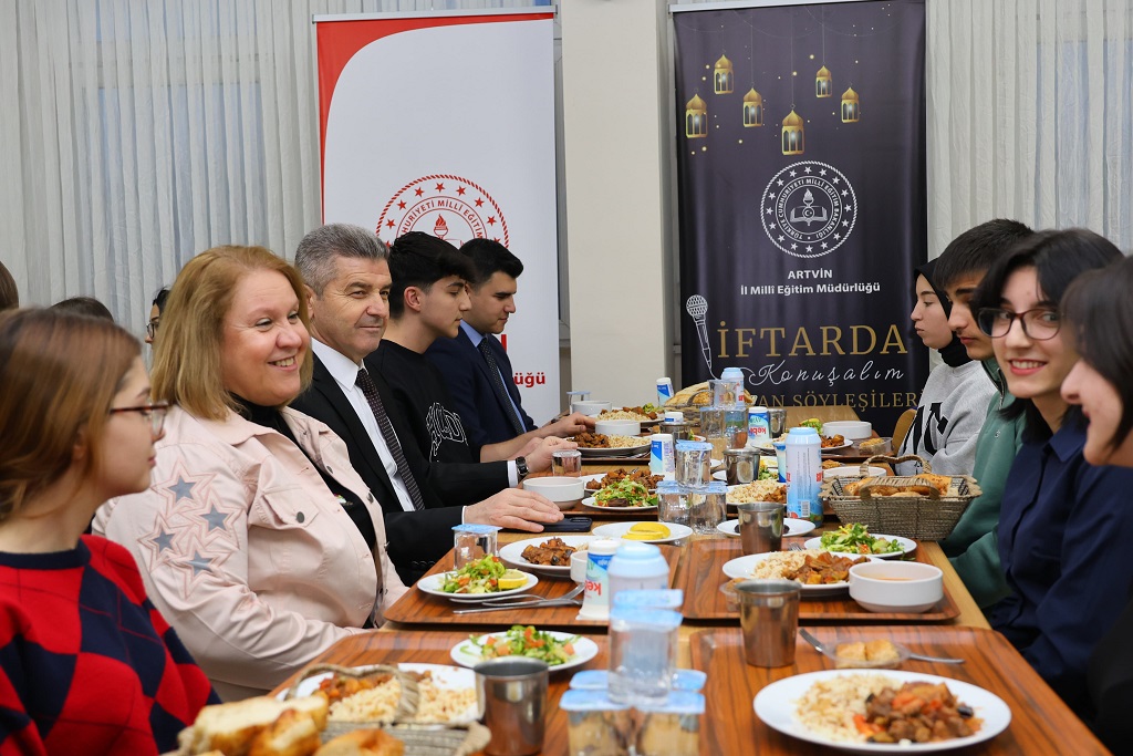 Valimiz Dr. Turan Ergün ve Hanımefendi Hülya Ergün Liseli Öğrencilerle İftar Sofrasında Buluştu