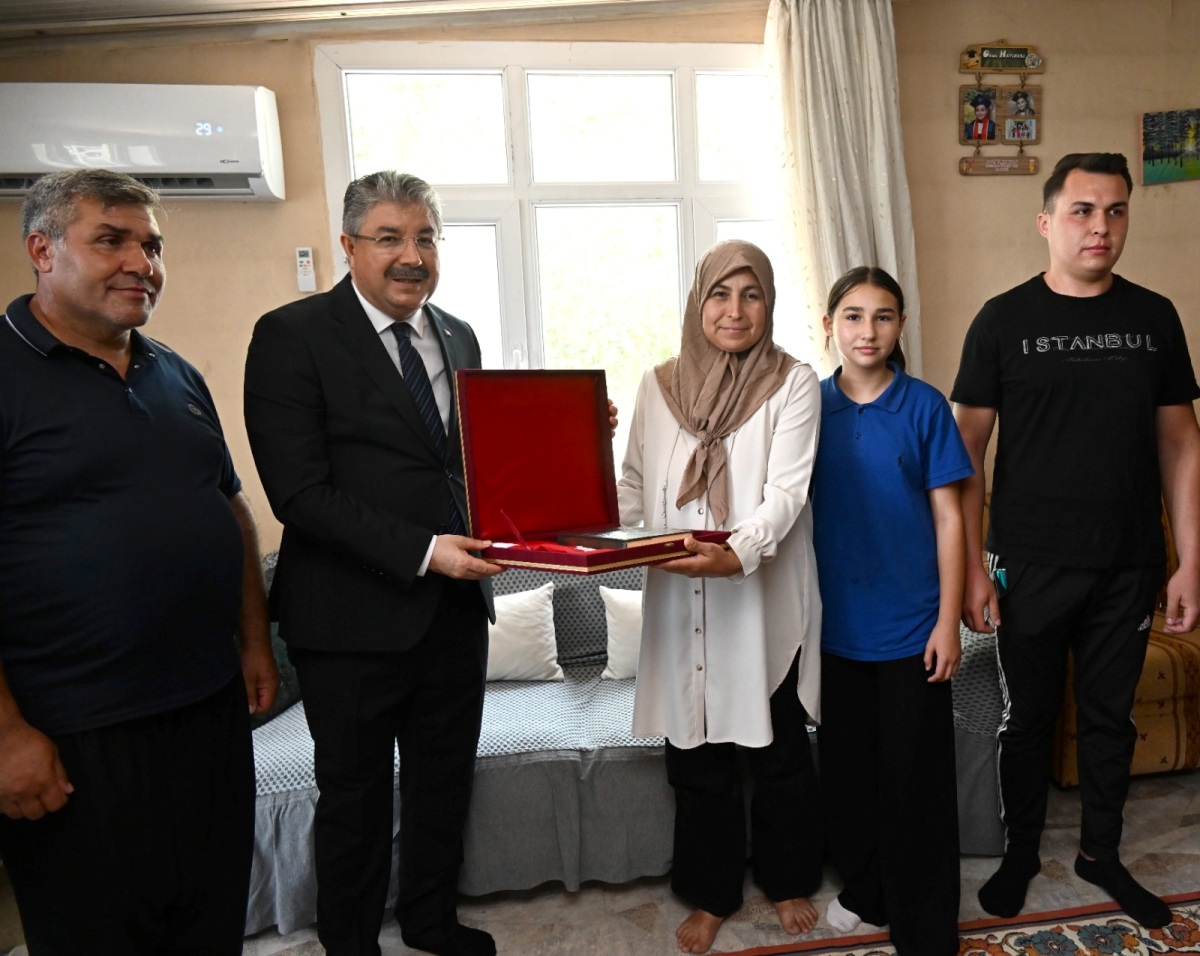 Vali Yılmaz, Şehidimiz Jandarma Astsubay Kıdemli Başçavuş Nebi Çullu’nun  Ailesini Sumbas İlçemizin Akdam Köyündeki Evlerinde Ziyaret Etti