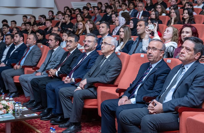 Valimiz Sayın Hüseyin Aksoy, Yapay Zeka ve İnsanlığın Geleceği konulu Eskişehir Geleceğin Sesi (ESGES) Sempozyumu Açılış Programı'na katıldı.