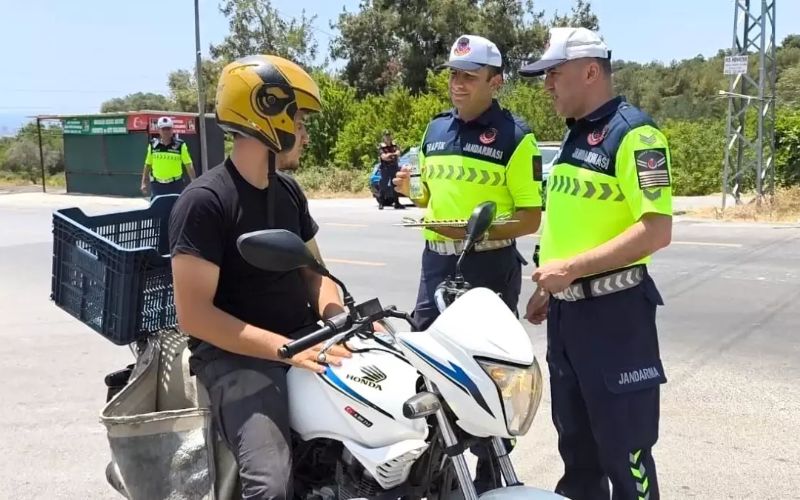Jandarma, Dronla Denetim Yaparken Sürücülere Çikolata İkram Edip Bayramını Kutladı