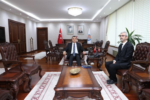 VALİMİZ SAYIN ATİLLA TOROS, ZİYARETİNE GELEN TARSUS ÜNİVERSİTESİ REKTÖRÜ PROF. DR. ALİ ÖZEN İLE GÖRÜŞTÜ