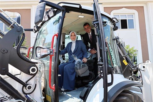 Vali Yiğitbaşı, İl Özel İdaresi Araç Dağıtım Programına Katıldı