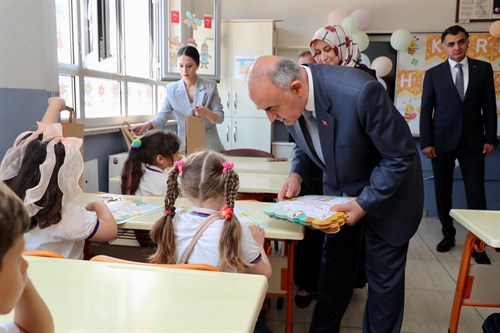 Vali Erol, Öğrencilerin Karne Heyecanını Paylaştı