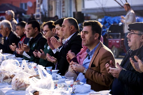 VALİ ŞEFİK AYGÖL, KARAKÖY’DE VATANDAŞLARLA İFTAR SOFRASINDA BULUŞTU