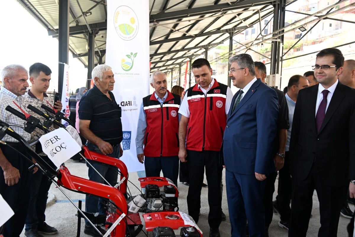 Bahçe İlçemizde Kırsal Dezavantajlı Alanlar Kalkınma Projesi Hibe Desteği Kapsamında Çiftçilerimize Makine ve Ekipman Dağıtıldı