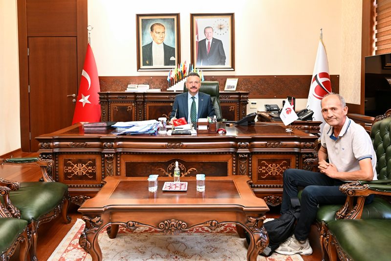 Gazeteci Muhabir Ali Naki Erdoğan Valimiz Sayın Hüseyin Aksoy’u ziyaret etti.