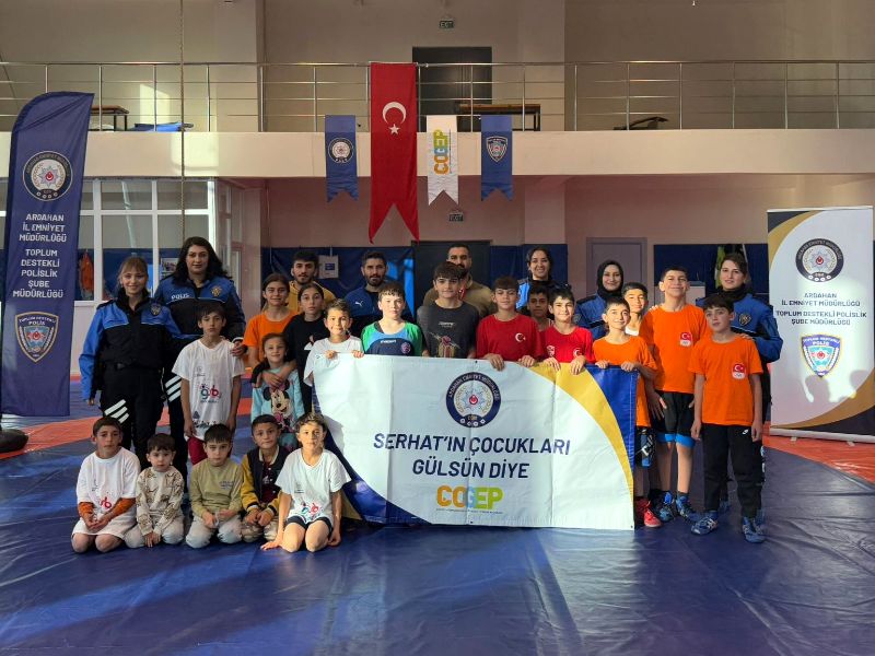 Ardahan Emniyet Müdürlüğü Ekipleri “Serhat’ın Çocukları Gülsün Diye” Projesi Kapsamında Bilgilendirmelerde Bulundu