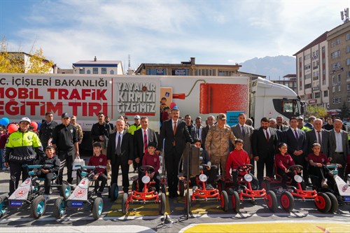 Vali Ali Çelik Öğrencilerle Mobil Trafik Eğitim Tırında Buluştu