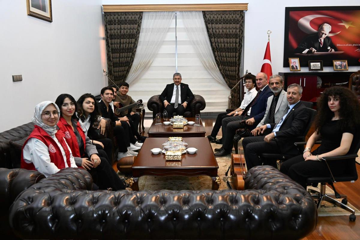 Vali Yılmaz, Türkiye Kültür ve Sanat Yarışmaları’ndan Ödülle Dönen Öğrencileri Makamında Kabul Etti