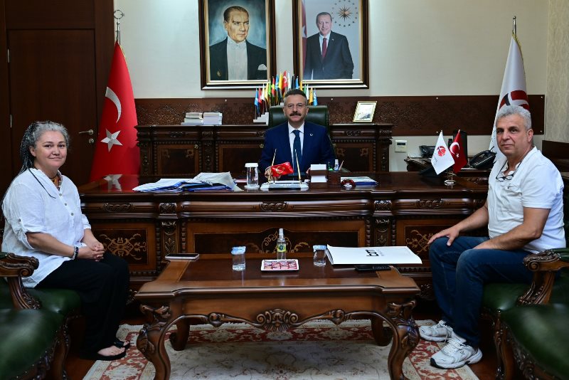 Kültür ve Turizm Bakanlığı Yerel Kültür Mirası Taşıyıcısı Yasemin Dikmen ve eşi Hasan Dikmen Valimiz Sayın Hüseyin Aksoy’u makamında ziyaret etti.