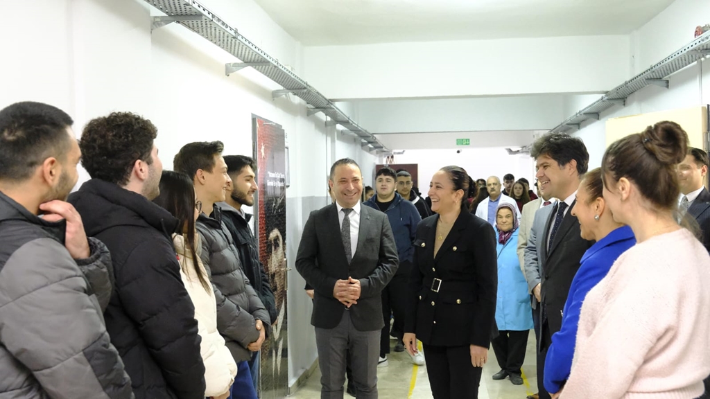 BURDUR VALİSİ TÜLAY BAYDAR BİLGİHAN'DAN 15 TEMMUZ ANADOLU LİSESİNE ZİYARET