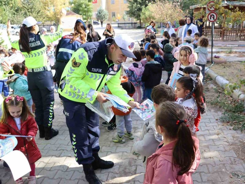 Niğde’de Öğrencilere Jandarma Tanıtımı ve Trafik Eğitimi Verildi