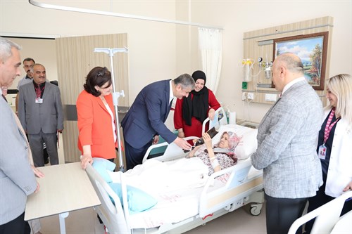 Valimiz Sayın Mustafa Yavuz ve Eşi Süreyya Yavuz Hanımefendi’den Karabük Eğitim ve Araştırma Hastanesi’ne Bayram Ziyareti