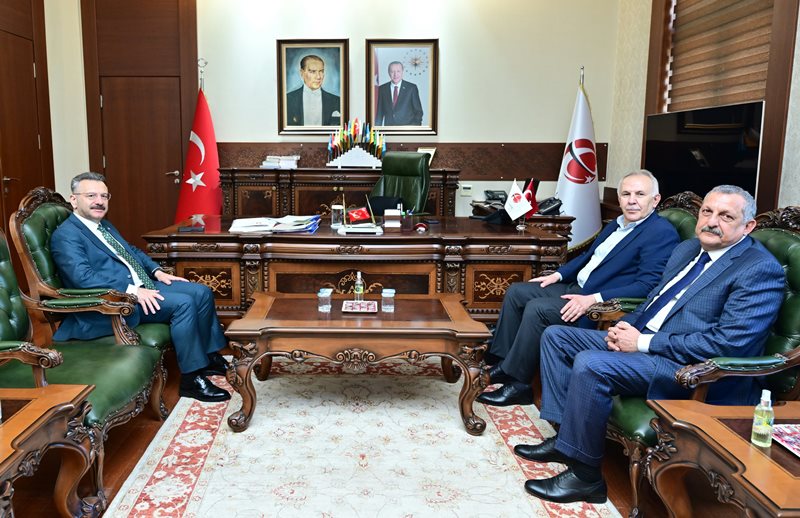 Emekli Vali Erdal Ata, İş İnsanı Yusuf Ziya Hacıalioğlu ile birlikte Valimiz Sayın Hüseyin Aksoy'u ziyaret etti.